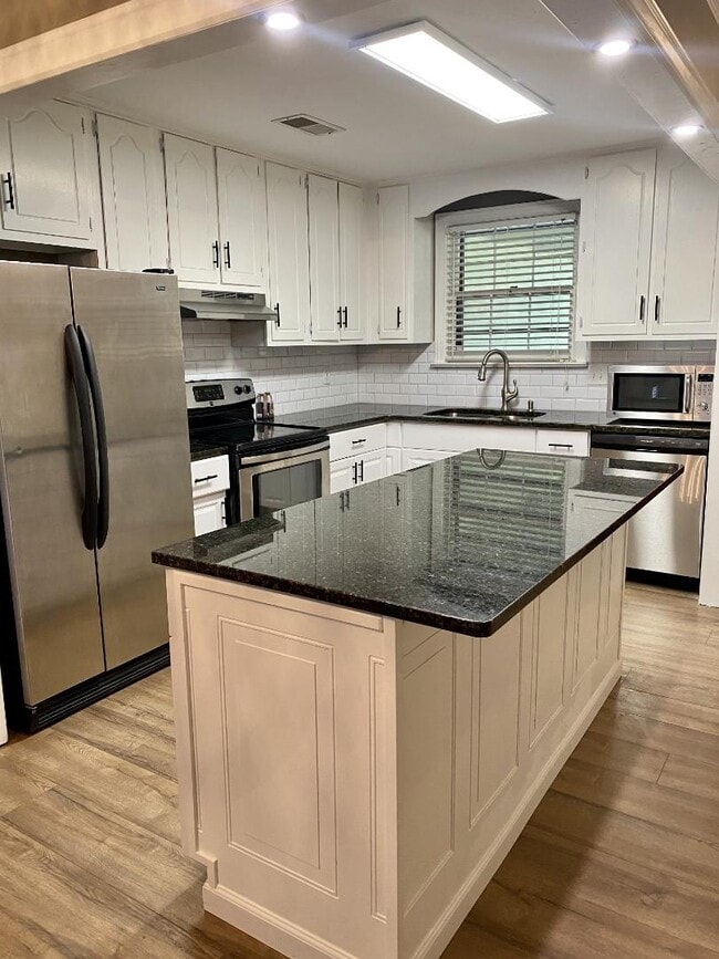 Building Photo - 3188 Hillsboro Pike