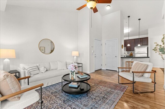 Building Photo - Beautiful 2 Bed 2 Bath Condo Near Rigden Farms!