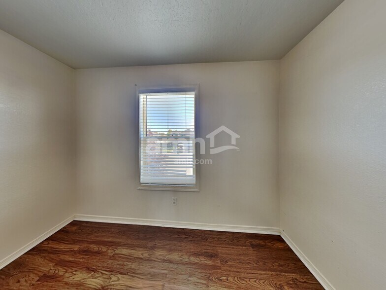 Building Photo - 1285 N Meadowhills Ave