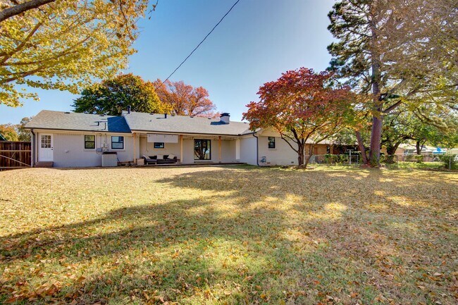 Building Photo - Gorgeous, updated home, turn-key and ready...