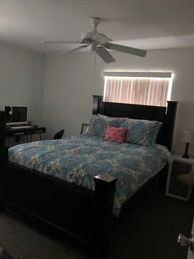 Building Photo - 5-Bedroom Pool Home with 2 Full Baths - Spacious 2373 Sq Ft Home in Englewood's Prime Location!"