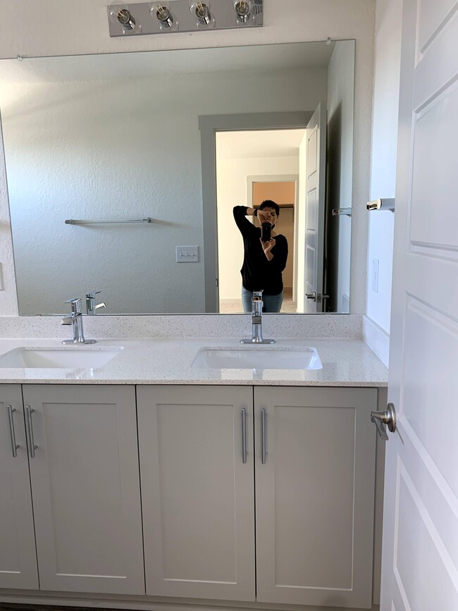 Master Bath with double vanity - 1812 Bonham Ln