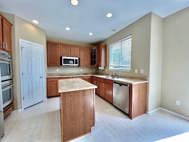 Building Photo - FABULOUS 4 BEDROOM HOME IN EASTVIEW ESTATES!!