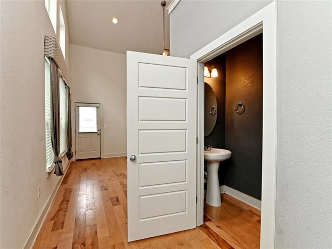 Building Photo - 2205 Capulet St