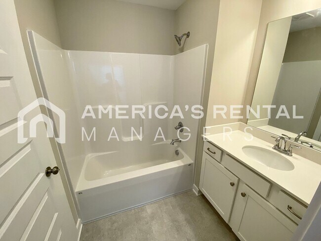 Building Photo - Home in Brookwood... Available now!!