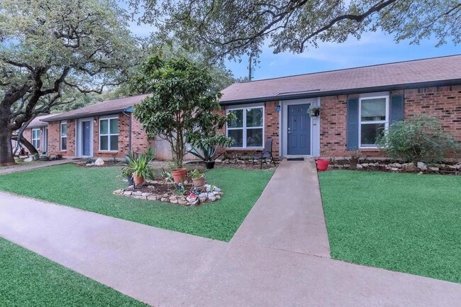 Building Photo - 900 Westwood Dr