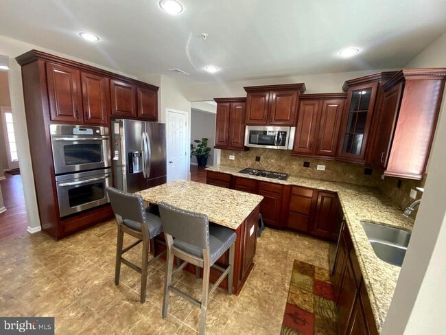 Building Photo - 2716 Lake Forest Dr