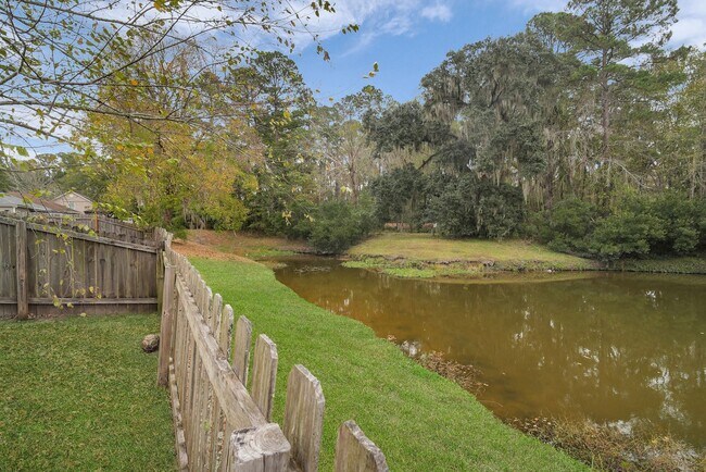 Building Photo - Charming 3BR Home in Richmond Hill with Pond View & Great Location!