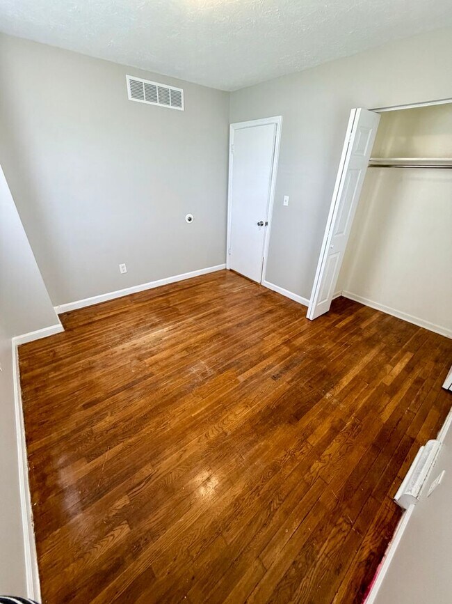 Building Photo - 104 Dale Ave