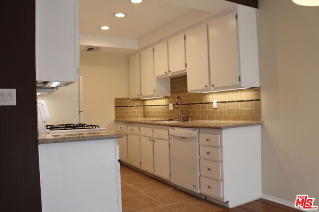 Building Photo - 2349 S Bentley Ave