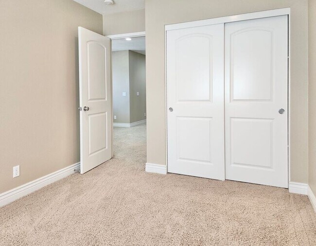 Building Photo - 112 Hedge Bloom