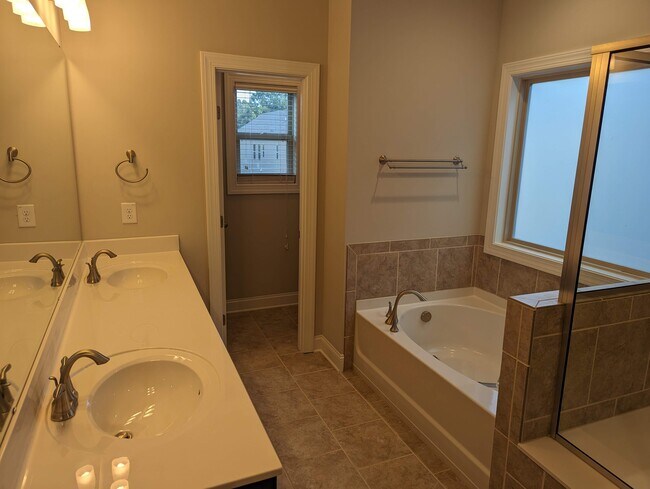 Building Photo - 1008 Cotulla Dr