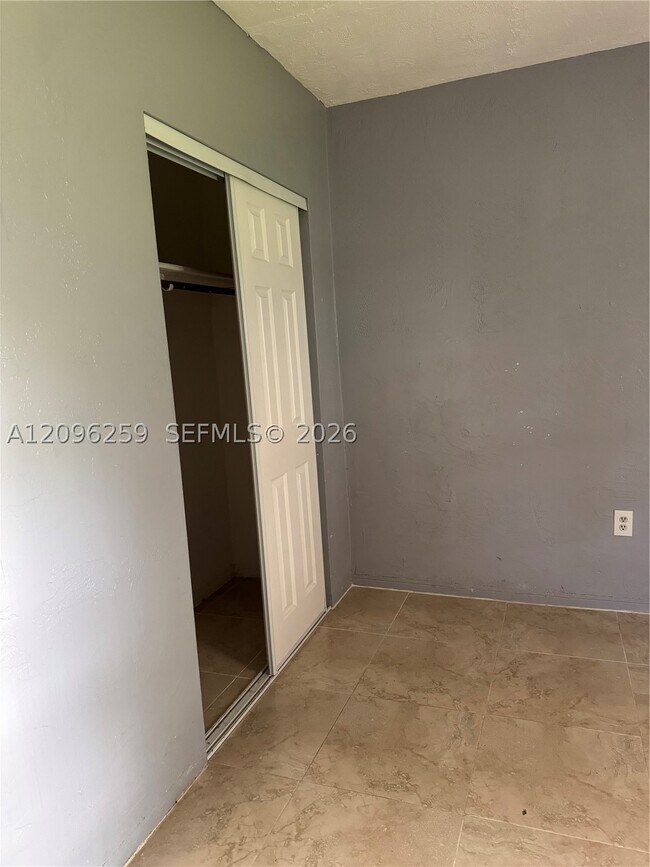 Building Photo - 6027 SW 36th Ct