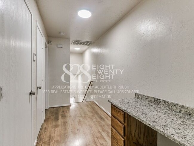 Building Photo - *AVAILABLE NOW!* Spacious 3 Bed/2.5 Bath Duplex Townhome Available in Norman!