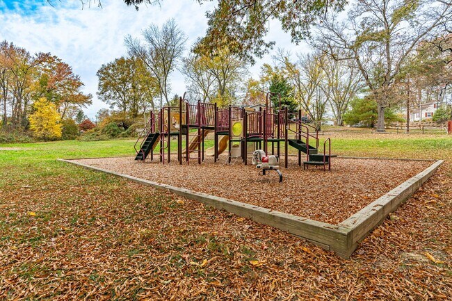 Building Photo - Charming 4 Bed SFH in Alexandria!