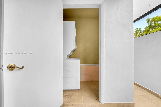 Building Photo - 10825 SW 112th Ave