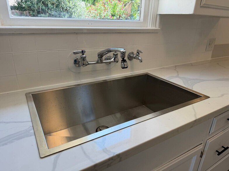 Building Photo - 13422 Oxnard St