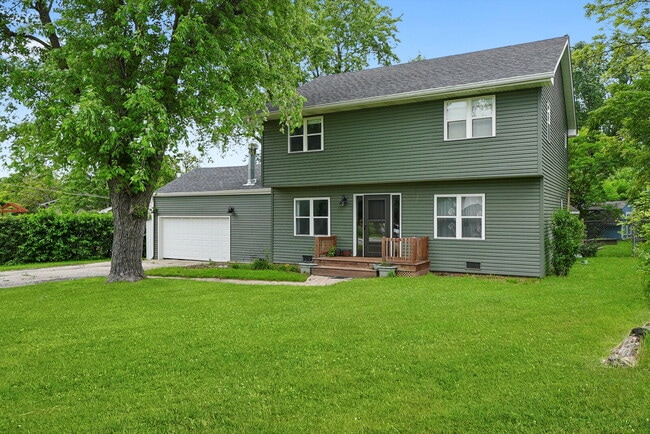 Building Photo - Stylish 4-Bedroom Home with Room to Work, ...
