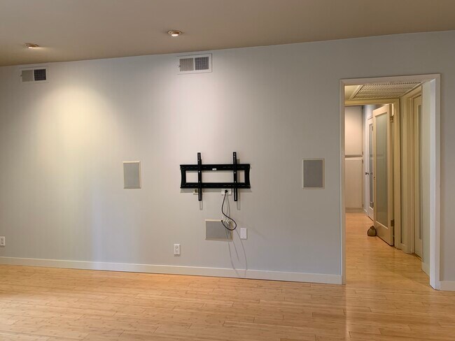 Building Photo - 1250 N Kings Rd