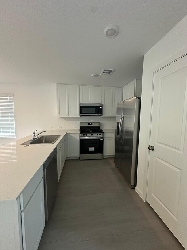 Building Photo - 939 Pertuso Ln