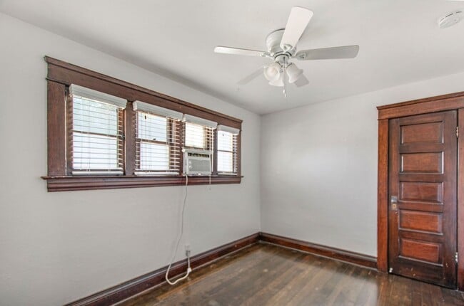Building Photo - Charming craftsman home located in the hig...