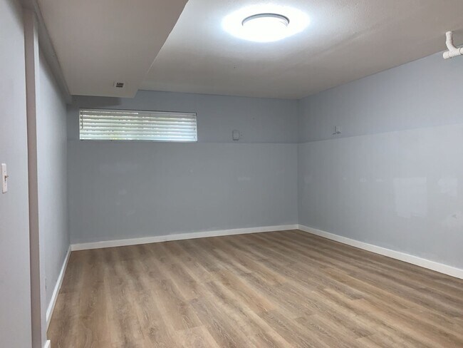 Building Photo - Spacious 3 Bed 2.5 bath Kent Split-Level home