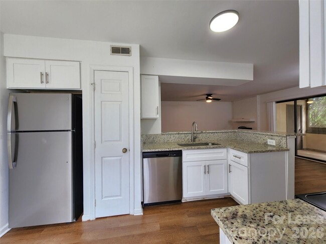 Building Photo - 5721 Dockside Dr