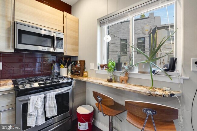 Building Photo - 221 W Girard Ave