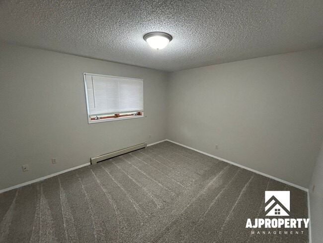 Building Photo - 916 S Menlo Ave