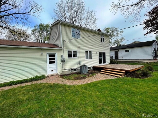 Building Photo - 2145 Lakeshire Dr