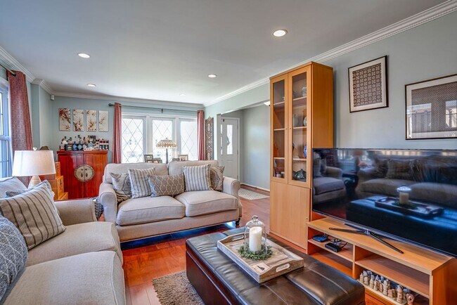 Building Photo - Gorgeous single-family home close to Belvo...