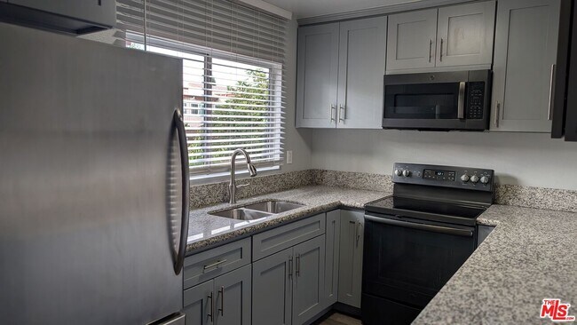 Building Photo - 7300 Lennox Ave