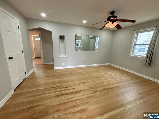 Building Photo - 904 5th St