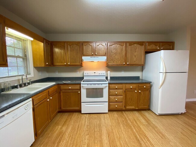 Building Photo - North AVL - Spacious 2/2 Apartment