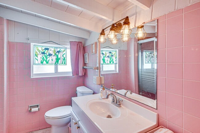 Building Photo - 103 Essex Dr