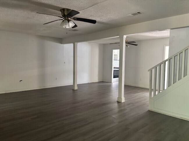 Building Photo - 352 Brookwood Lake Pl