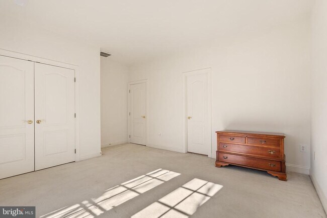 Building Photo - 7440 Old Maple Square