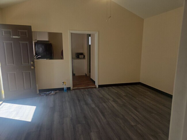 Building Photo - Must see this Large  one bedrom one bath  ADU home with availalbe off street parking.