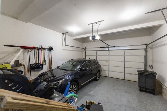 Building Photo - Welcome home to this well-maintained 4-bed...