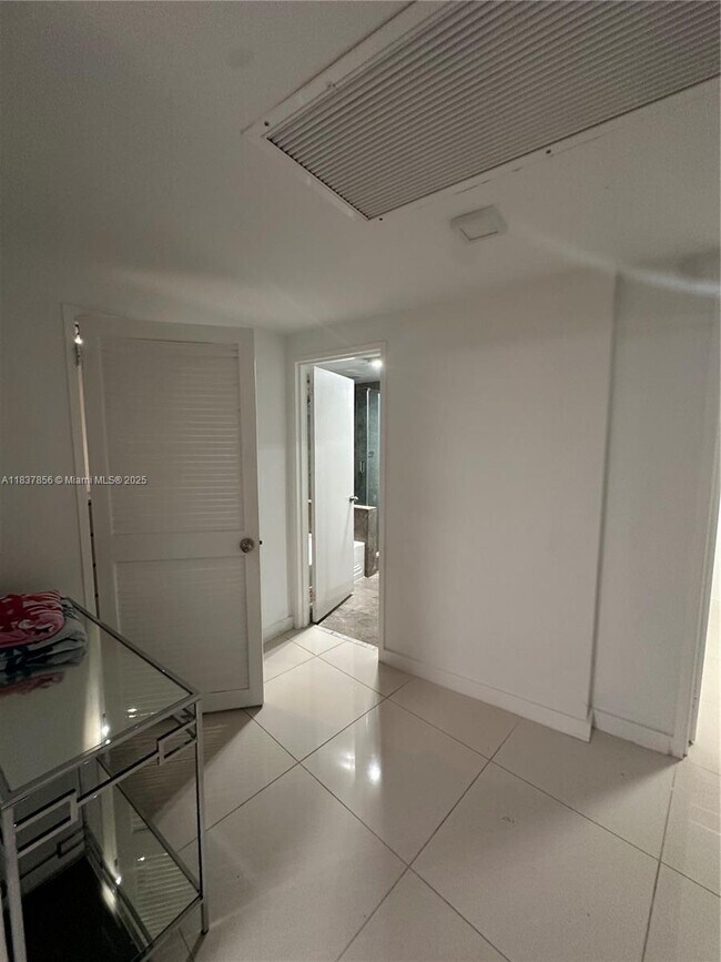 Building Photo - 5255 Collins Ave