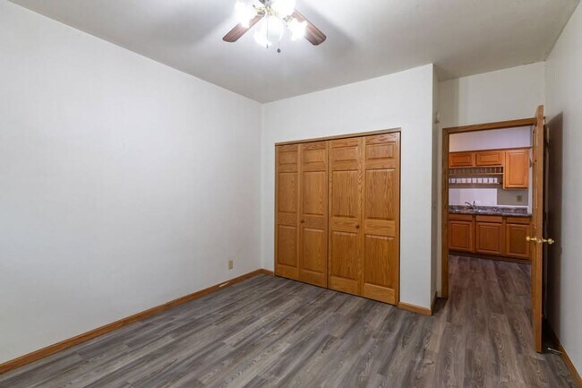 Building Photo - 902 Avon St