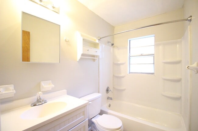 Building Photo - 615 SW 11th Ln