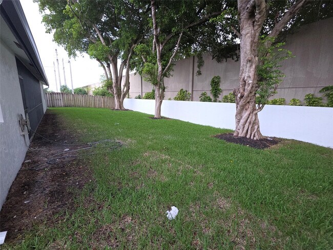 Building Photo - 6701 W Wedgewood Ave