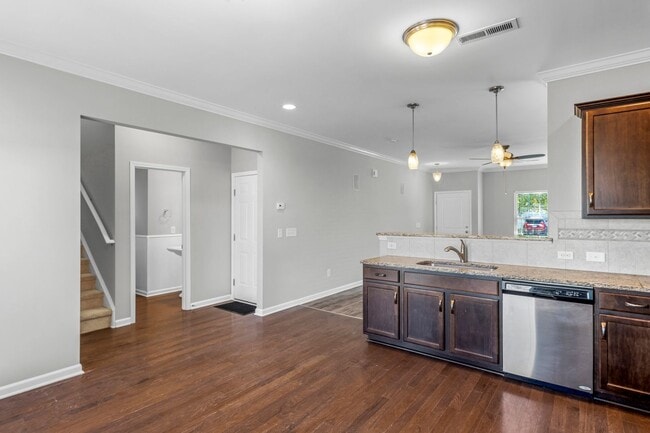 Building Photo - Newer Home, Granite Counter-Tops, Wood Laminate Flooring, SS Appliances, Garage, Fenced, Must See!