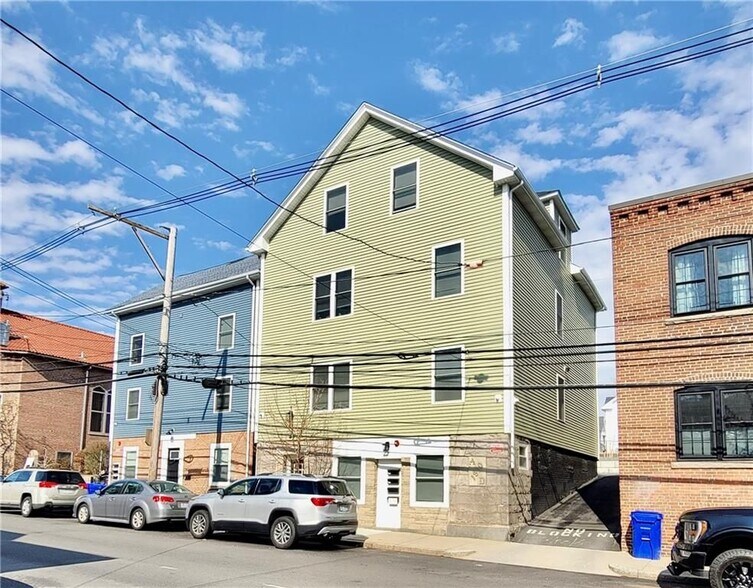 Building Photo - 525 Charles St