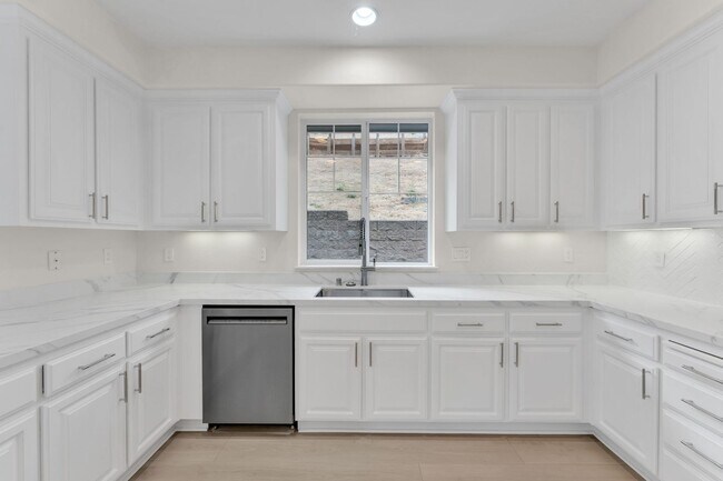 Building Photo - Gorgeous remodeled 3 bedroom, 3 full bathr...
