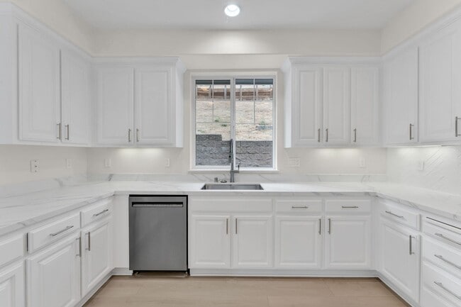 Building Photo - Gorgeous remodeled 3 bedroom, 3 full bathroom home for rent!