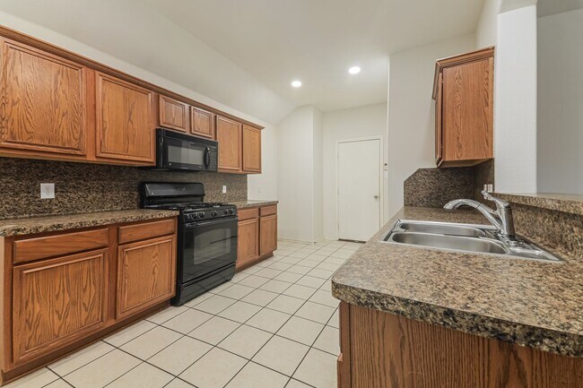 Building Photo - $1850 3 Bed/2 Bath/2 Garage Ready for Move-in Home in Mustang Creek