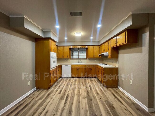 Building Photo - 4225 W Central Ave