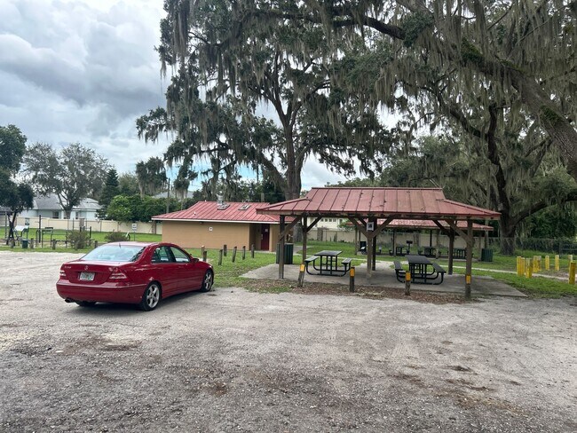 Building Photo - Beautiful 3 Bedroom Home Just Steps from L...